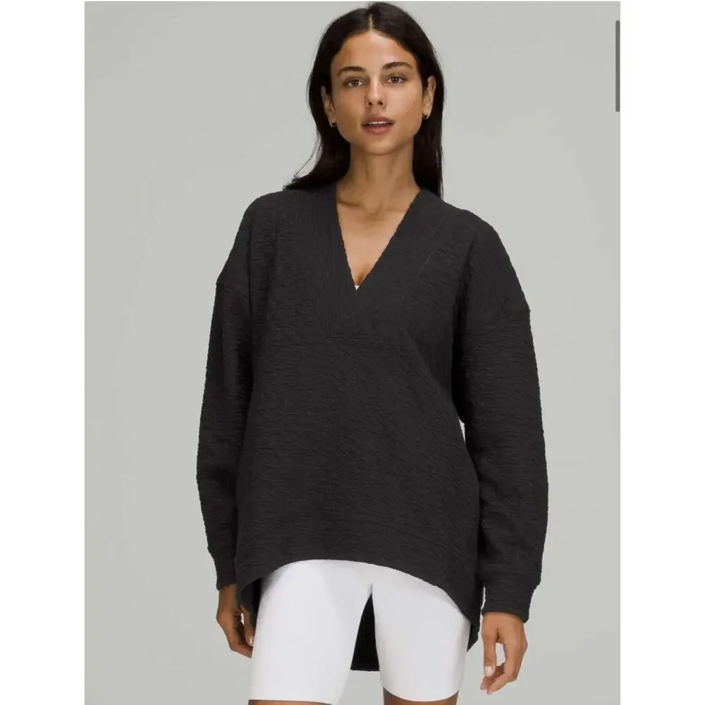 EUC Women's Lululemon Black Rippled V-Neck Sweatshirt Size 4
